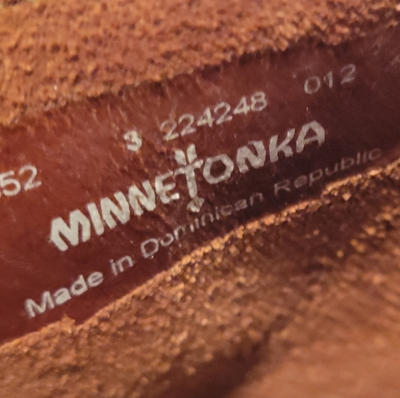 Minnetonka kids 3 layer Fringe Boot - Picture 14 of 15